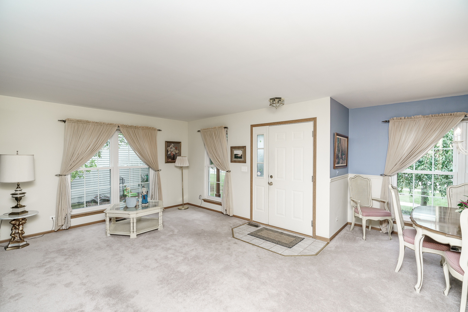 309 Spring Valley Way Round Lake, IL 60073 - Photo 5 of 26 a view of a livingroom with table and chairs