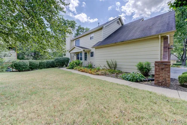 $219,900 | 3115 Autumn Trace Drive, Maryland Heights, MO 63043