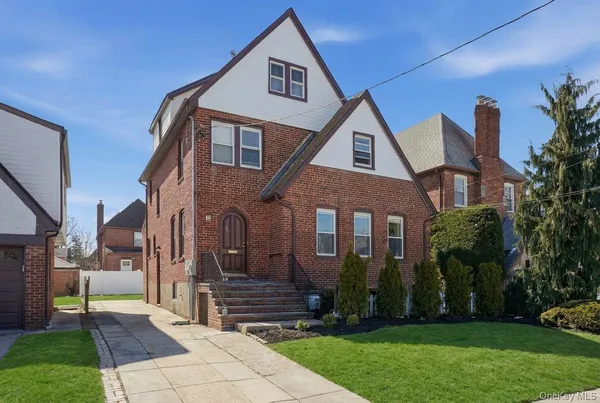 $750,000 | 56 Northumberland Gate, Lynbrook, NY 11563