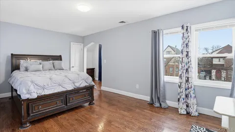 $799,999 | 56 Northumberland Gate, Lynbrook, NY 11563