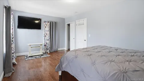 $799,999 | 56 Northumberland Gate, Lynbrook, NY 11563