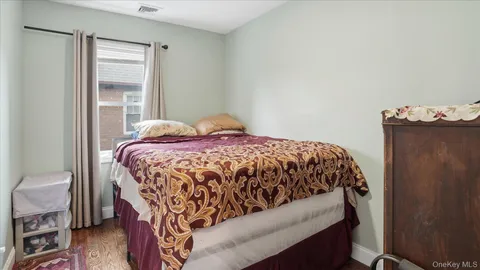 $799,999 | 56 Northumberland Gate, Lynbrook, NY 11563