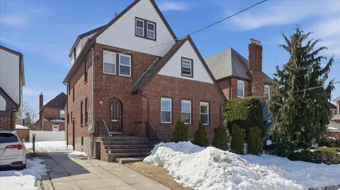 $799,999 | 56 Northumberland Gate, Lynbrook, NY 11563