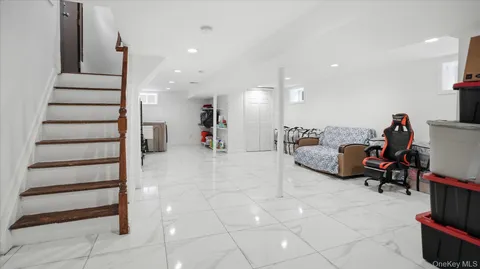 $799,999 | 56 Northumberland Gate, Lynbrook, NY 11563