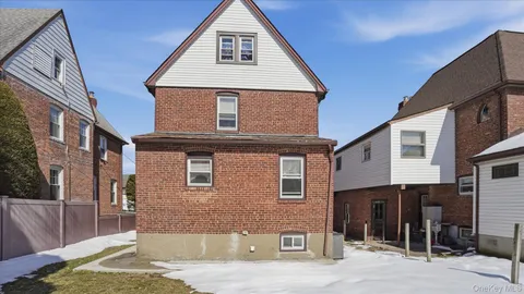 $799,999 | 56 Northumberland Gate, Lynbrook, NY 11563