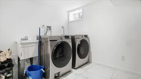 a black and white photo of a living room