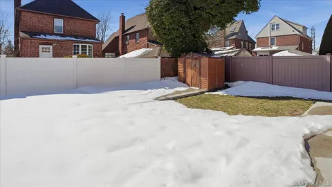 $799,999 | 56 Northumberland Gate, Lynbrook, NY 11563