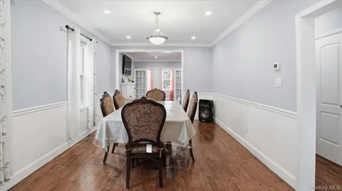 $799,999 | 56 Northumberland Gate, Lynbrook, NY 11563