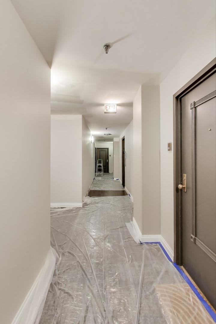 780 South Federal Street, Unit 903 Chicago, IL 60605 - Photo 12 of 31 a view of a big room with wooden floor and a bathroom