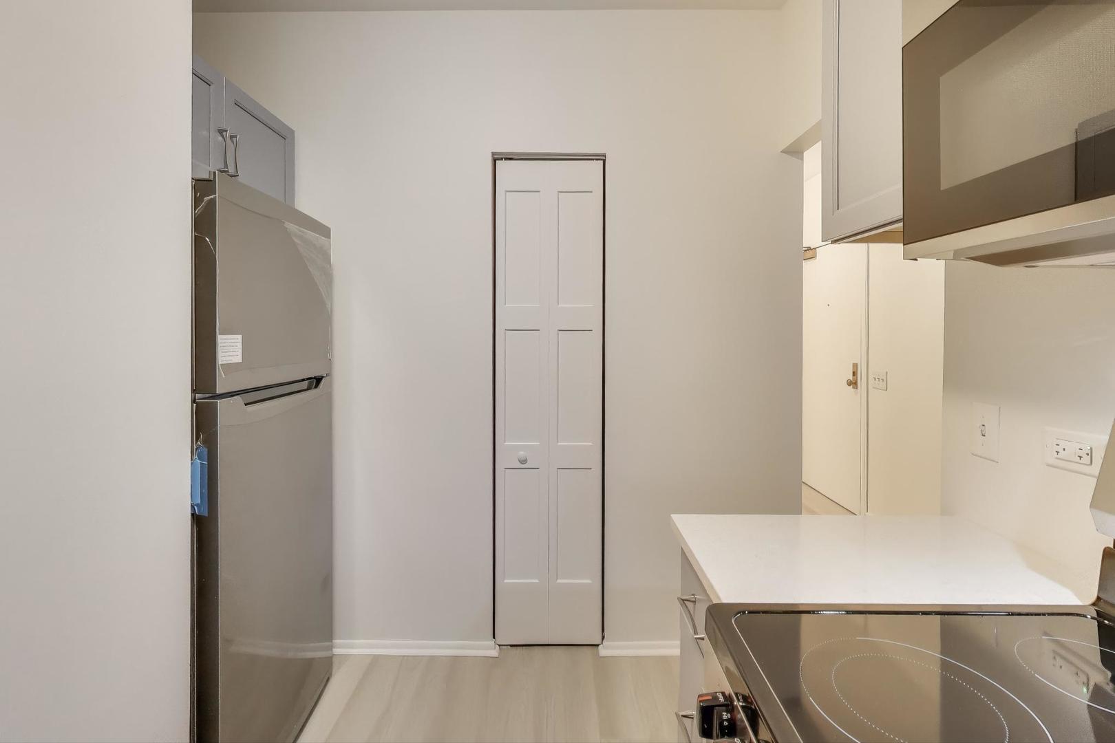 780 South Federal Street, Unit 903 Chicago, IL 60605 - Photo 19 of 31 a room with table and closet