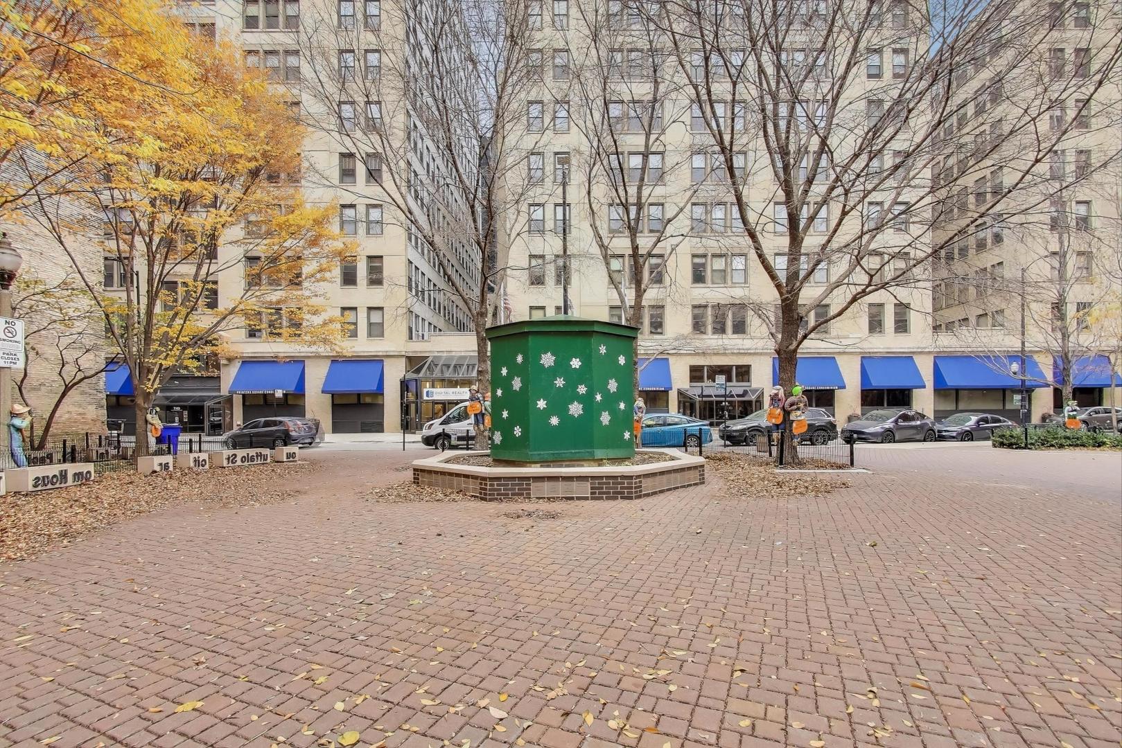 780 South Federal Street, Unit 903 Chicago, IL 60605 - Photo 30 of 31 a view of a street with cars
