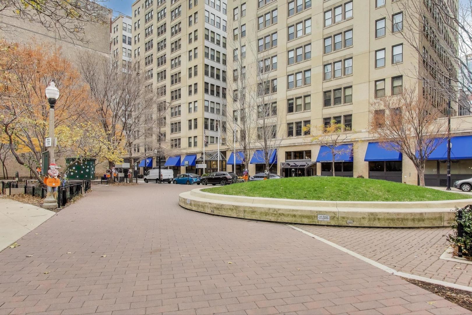 780 South Federal Street, Unit 903 Chicago, IL 60605 - Photo 31 of 31 a view of an buildings with a garden