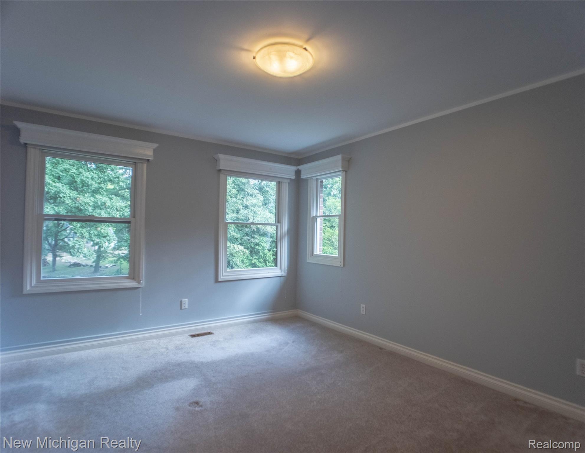 724 Lakeville Road Leonard, MI 48367 - Photo 22 of 31 P1011141-HDR empty bed.jpg