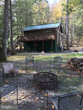 a view of a house with backyard