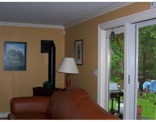 33 Pine Ridge Road Wellesley, MA 02481 - Photo 15 of 27 a living room with furniture and a lamp