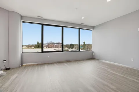 $220,000 | 5601 Smetana Drive, Unit 214, Minnetonka, MN 55343