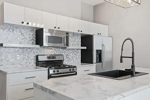 $220,000 | 5601 Smetana Drive, Unit 214, Minnetonka, MN 55343