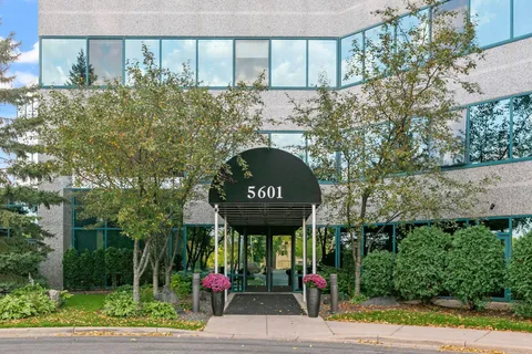 $220,000 | 5601 Smetana Drive, Unit 214, Minnetonka, MN 55343