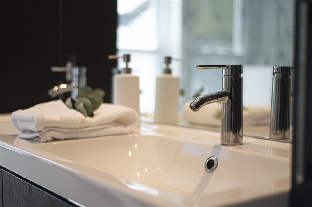 10 Rolleston Road Marblehead, MA 01945 - Photo 23 of 42 a bathroom with a sink