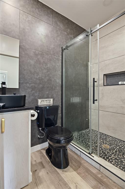 521 York Street Athens, TX 75751 - Photo 16 of 34 a bathroom with a toilet and a shower