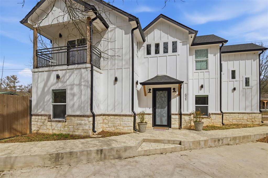 521 York Street Athens, TX 75751 - Photo 2 of 34 a front view of a house with large windows