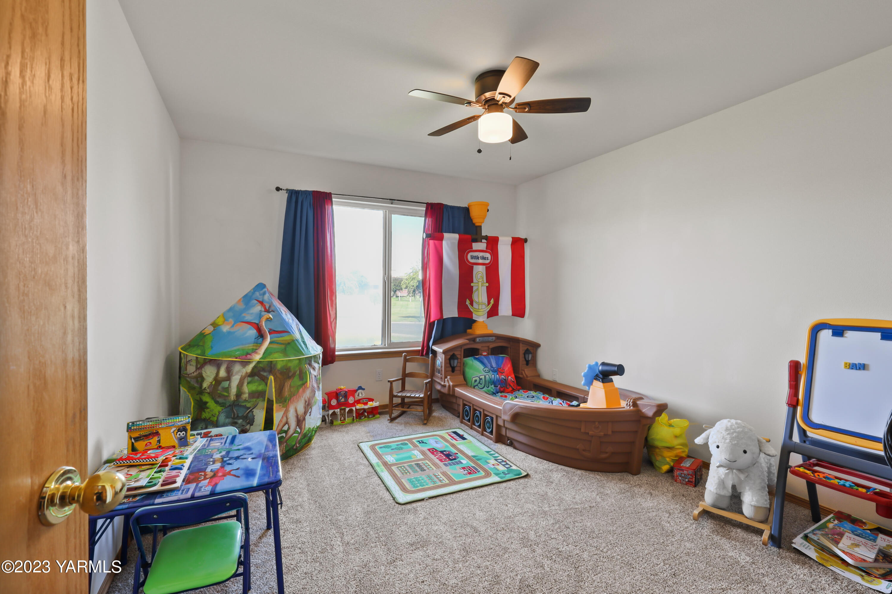 380 Wilson Road Yakima, WA 98901 - Photo 11 of 28 a living room with furniture and a window