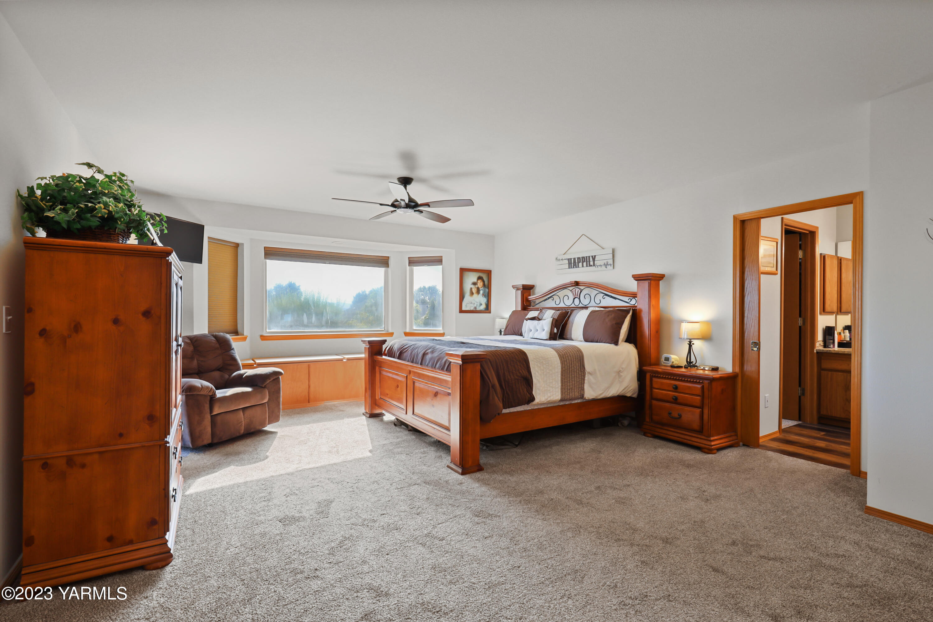 380 Wilson Road Yakima, WA 98901 - Photo 15 of 28 a bed room with a bed and a chair