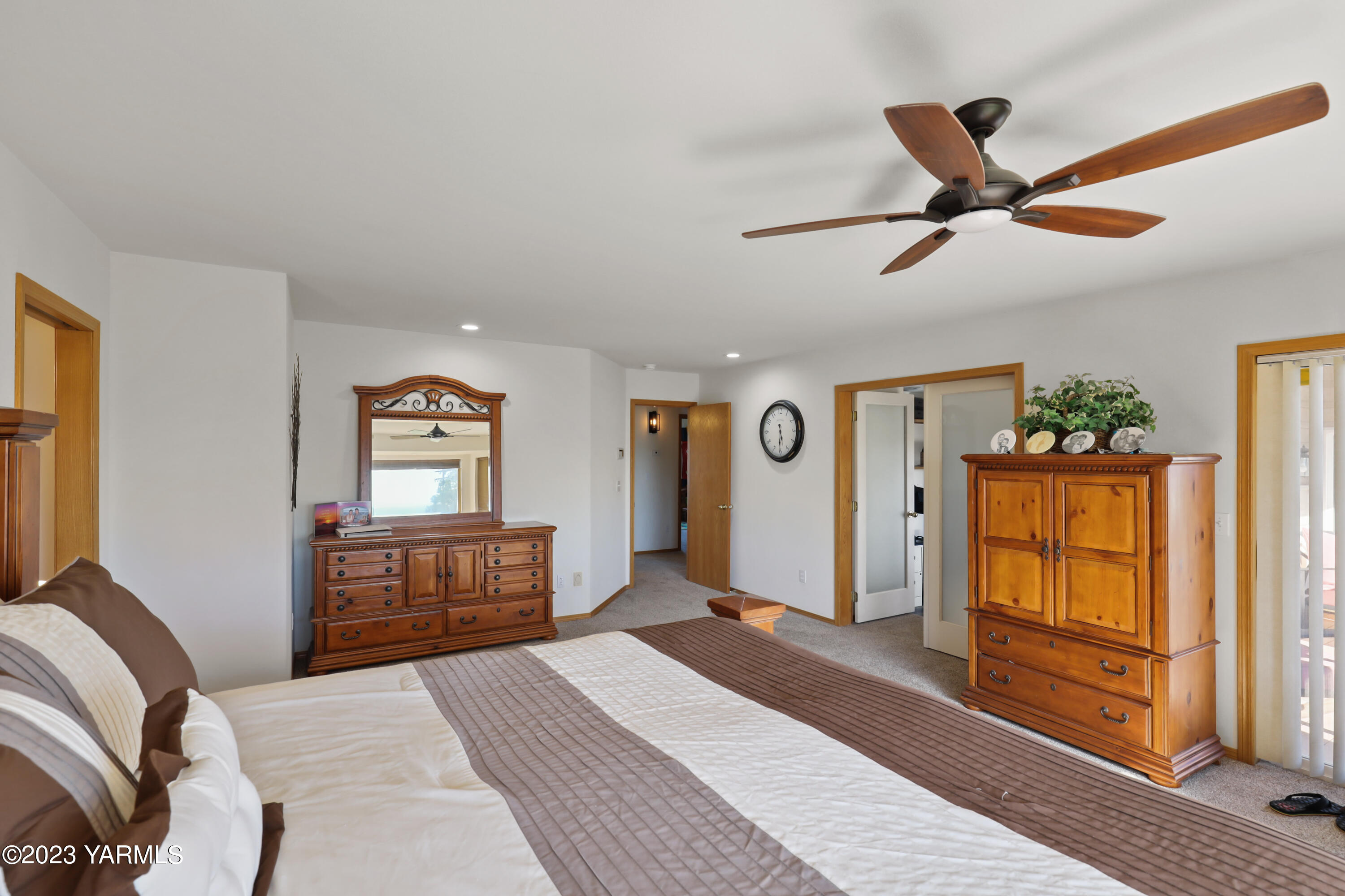 380 Wilson Road Yakima, WA 98901 - Photo 16 of 28 a bedroom with a bed and a dresser