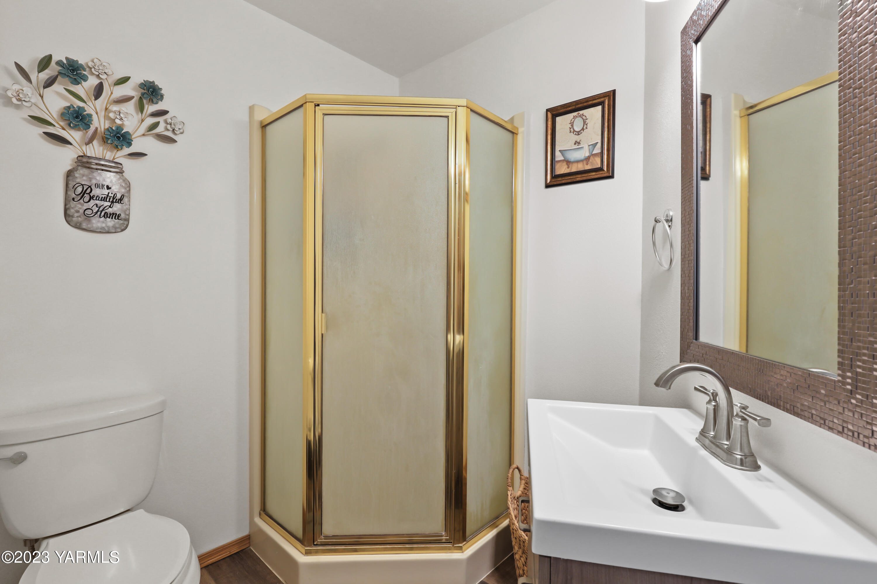 380 Wilson Road Yakima, WA 98901 - Photo 23 of 28 a bathroom with a toilet sink vanity and mirror
