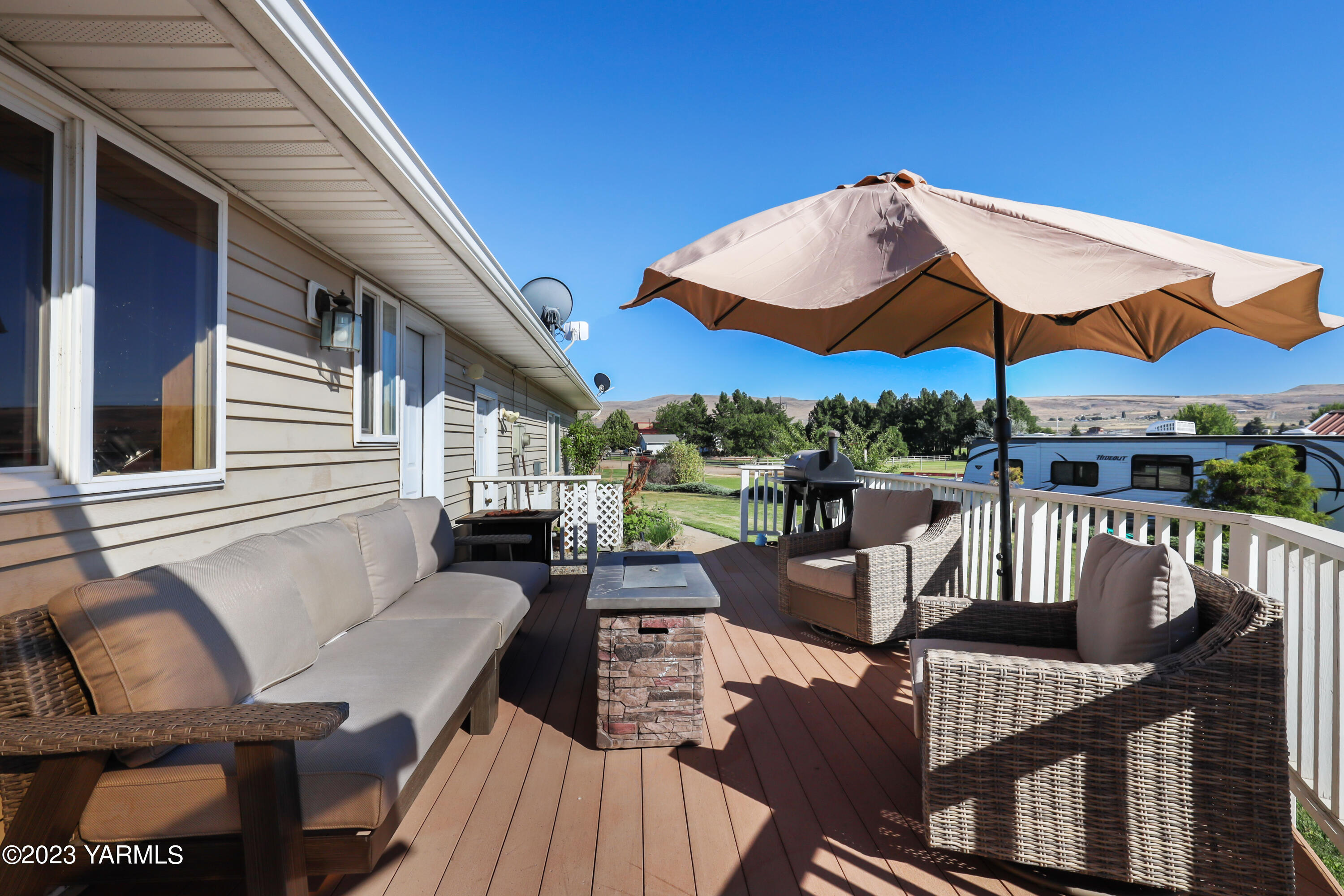 380 Wilson Road Yakima, WA 98901 - Photo 24 of 28 a view of a patio with couches table and chairs