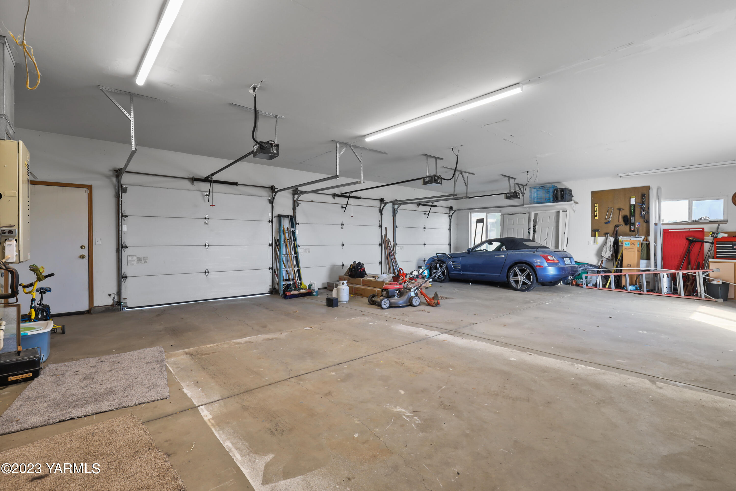 380 Wilson Road Yakima, WA 98901 - Photo 27 of 28 a view of parking garage with cars parked