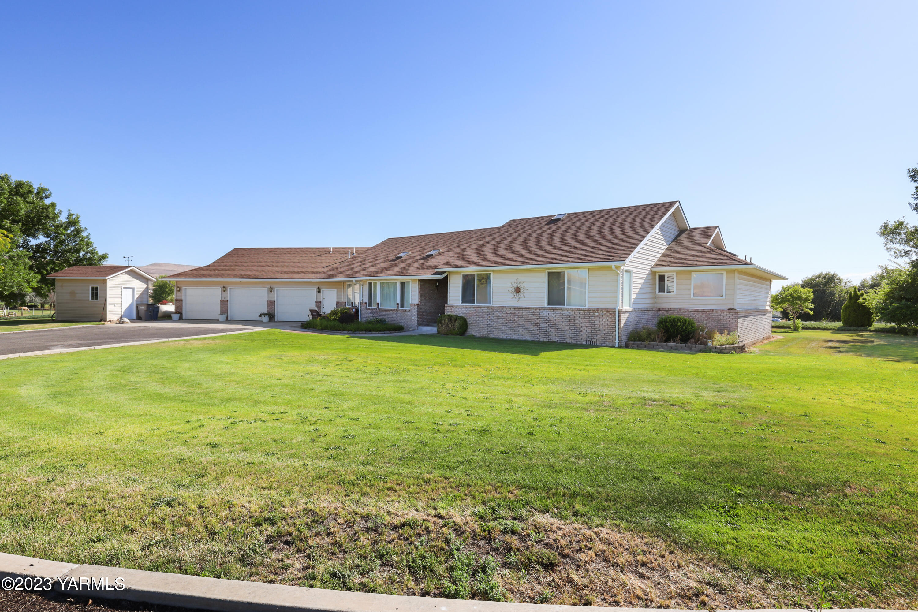 380 Wilson Road Yakima, WA 98901 - Photo 3 of 28 a front view of house with yard and ocean view