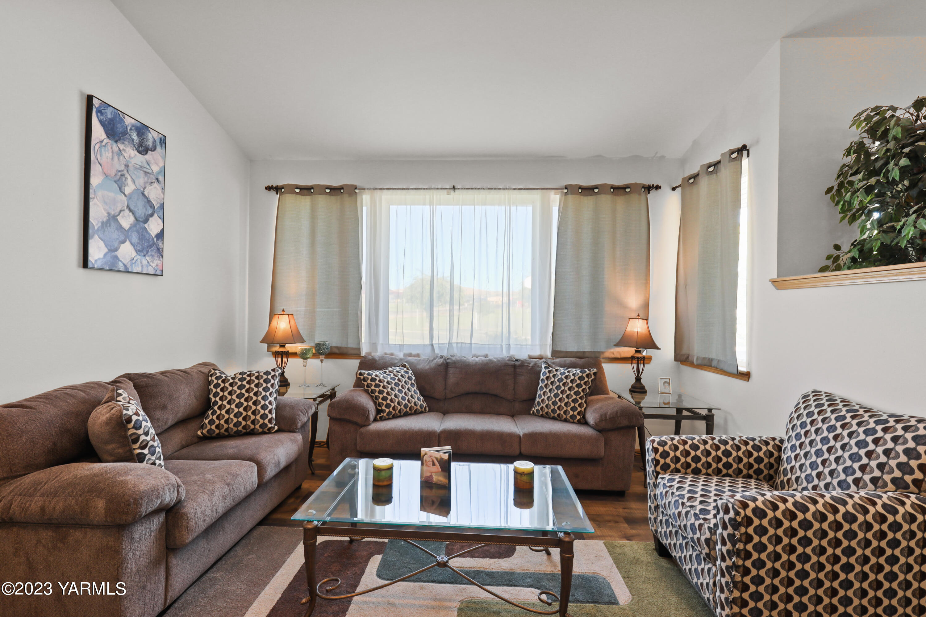 380 Wilson Road Yakima, WA 98901 - Photo 10 of 28 a living room with furniture and a large window