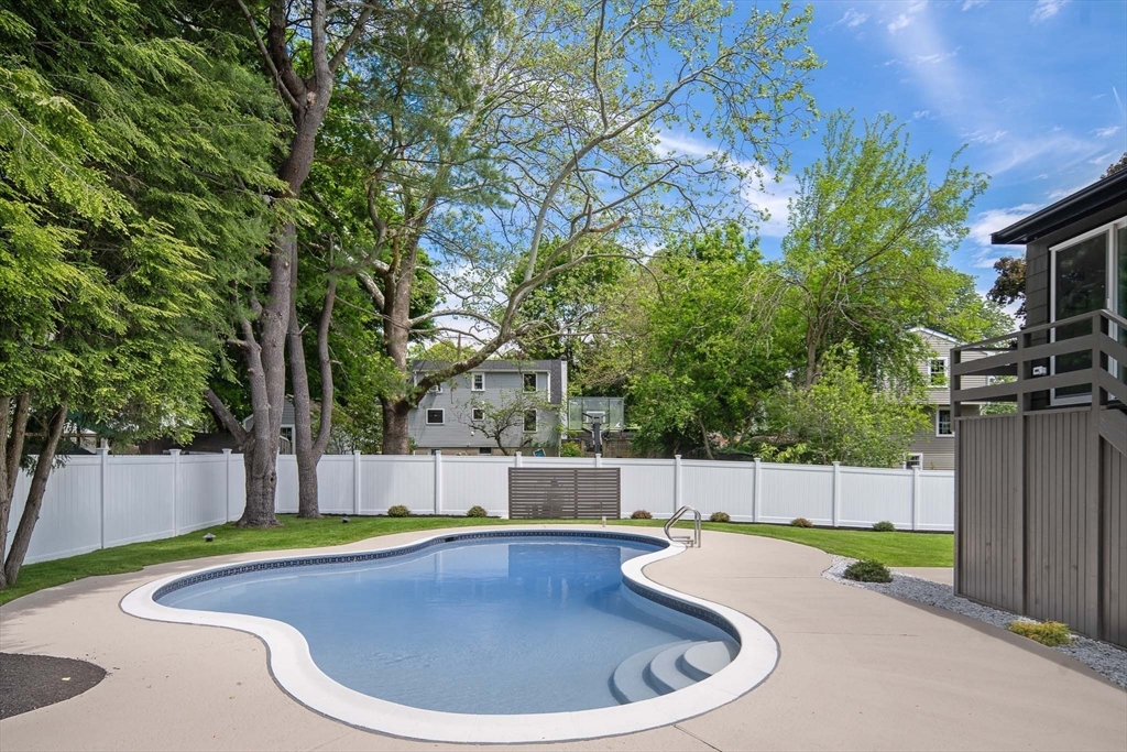 10 Meredith Circle Needham, MA 02492 - Photo 35 of 38