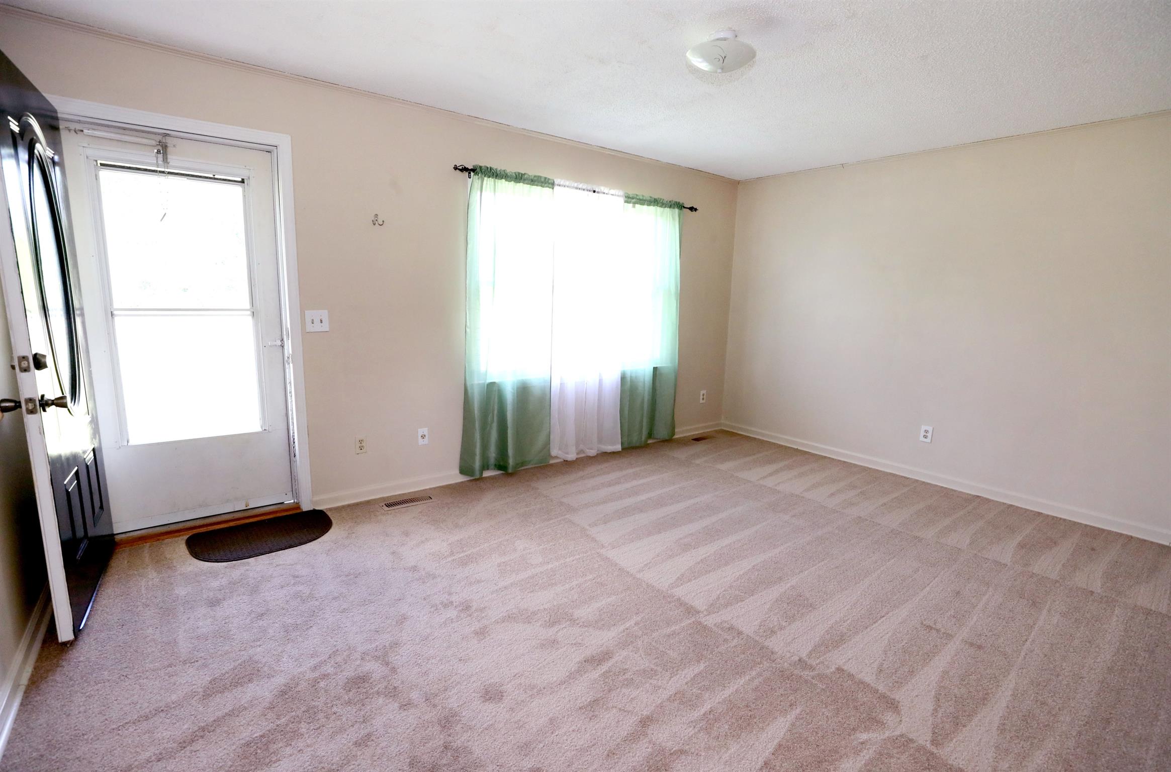 3412 Joe Brown Road Murfreesboro, TN 37129 - Photo 2 of 24 Living Room