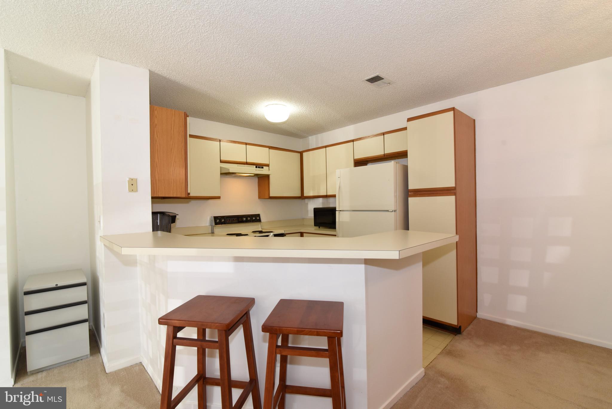11705 Summerchase Circle, Unit 1705A Reston, VA 20194 - Photo 10 of 36 Breakfast bar