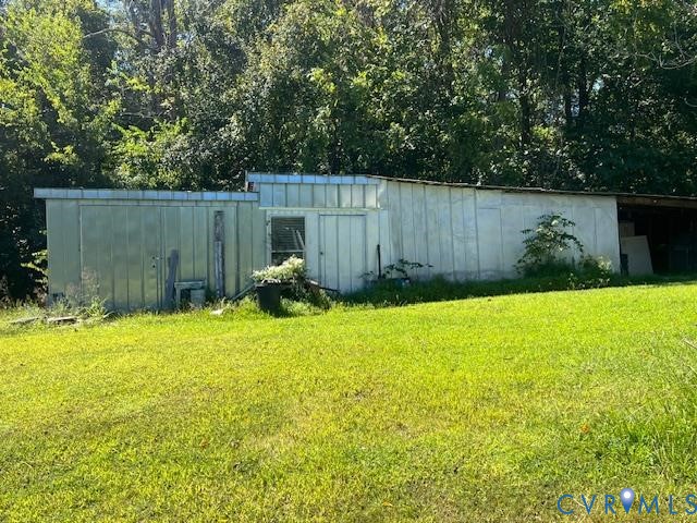 346-278 Trinity Road Keysville, VA 23947 - Photo 13 of 30 a view of backyard with tub