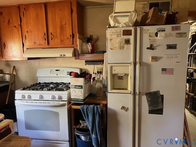 346-278 Trinity Road Keysville, VA 23947 - Photo 20 of 30 a kitchen with a stove and a refrigerator