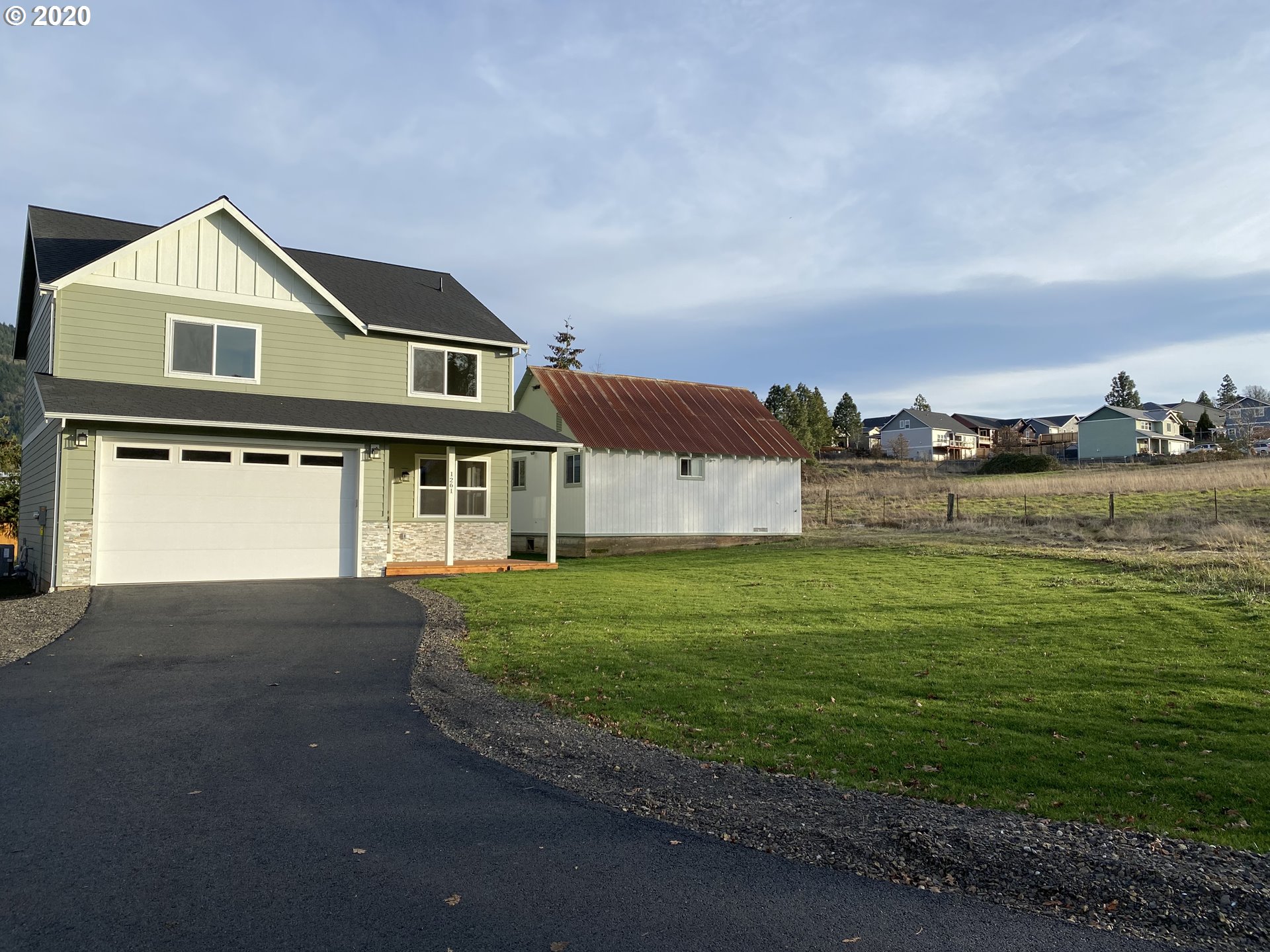 1261 Franks Road White Salmon, WA 98672 - Photo 2 of 32 Gallery Image 2