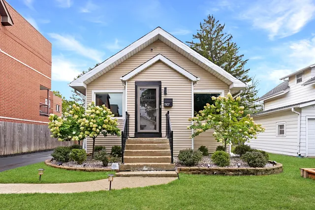 $499,000 | 1107 East Prairie Avenue, Des Plaines, IL 60016