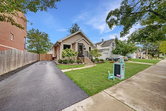 $499,000 | 1107 East Prairie Avenue, Des Plaines, IL 60016