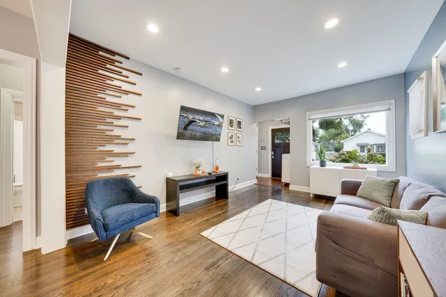 $499,000 | 1107 East Prairie Avenue, Des Plaines, IL 60016