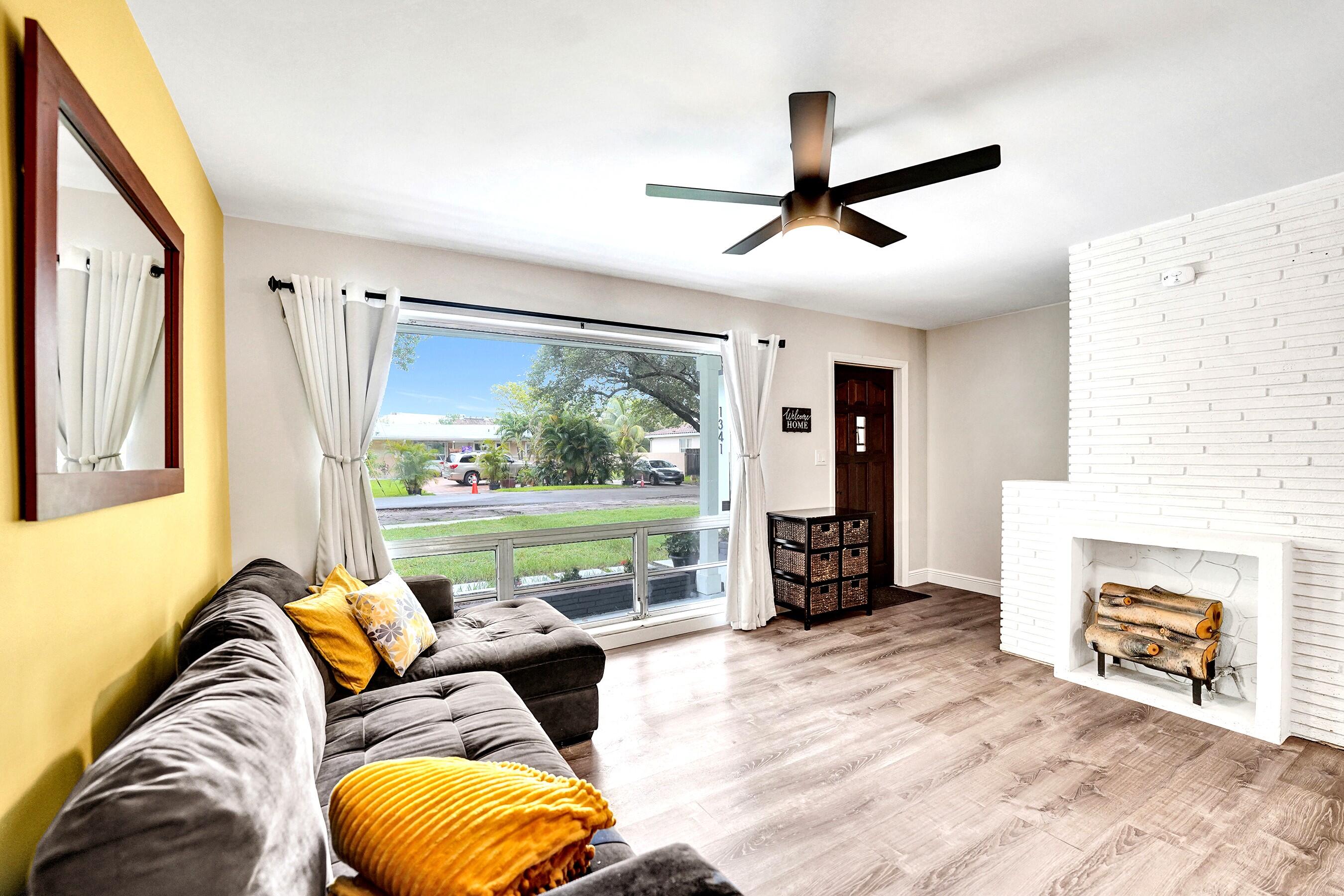 1341 North 30th Road Hollywood, FL 33021 - Photo 7 of 61 DSC08300