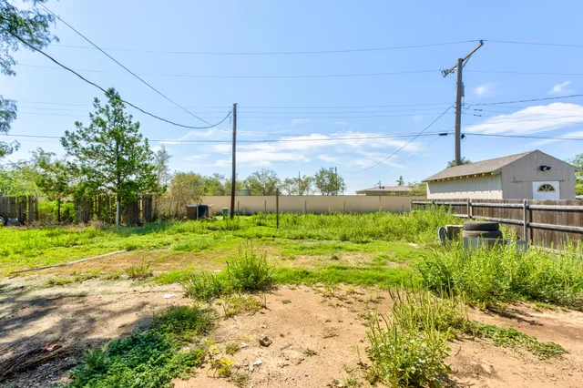 a view of a house with a big yard