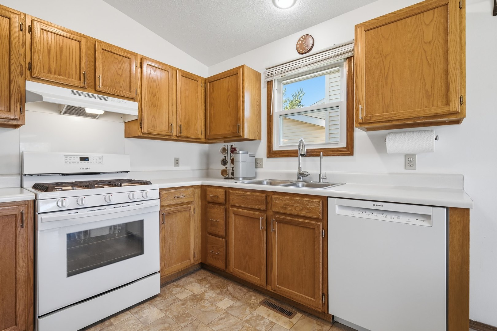 2813 Rocksbury Drive Bloomington, IL 61705 - Photo 11 of 39
