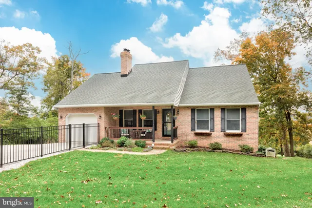 a view of house with a yard