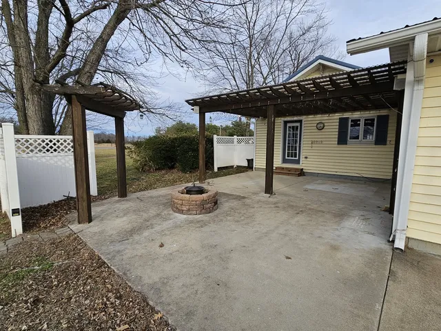 a view of a house with backyard
