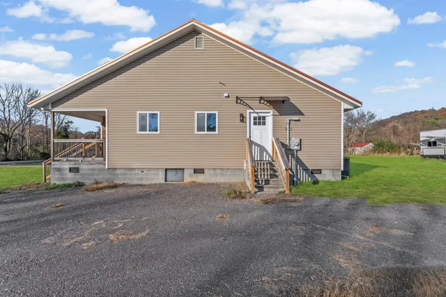 a view of a house with backyard