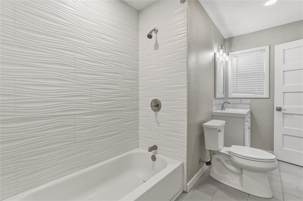 4600 Cedar Mountain Drive Waco, TX 76708 - Photo 24 of 40 a bathroom with a toilet and a bathtub