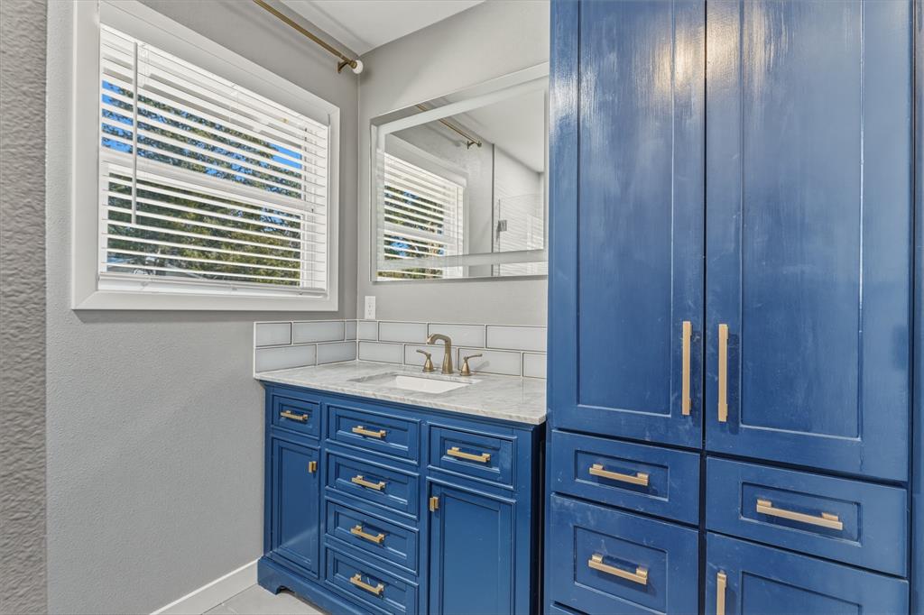 4600 Cedar Mountain Drive Waco, TX 76708 - Photo 25 of 40 a bathroom with a granite countertop sink and a mirror